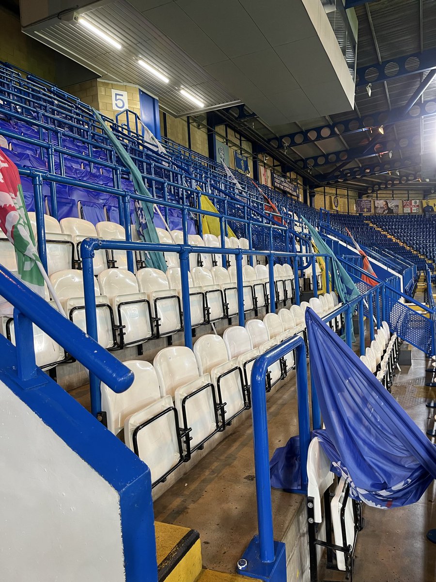 Flags are set up in the singing section tonight 💙

If you’re in the Shed then make some noise 🗣️