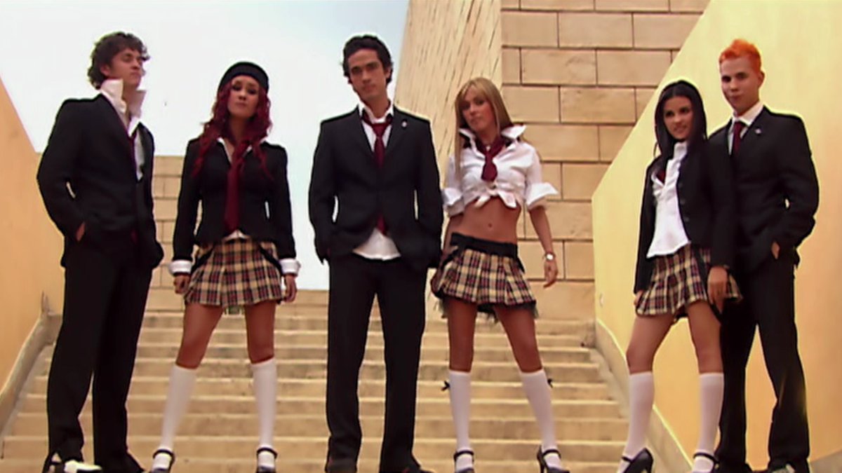 NetflixBrasil's tweet image. ISSO NÃO É UM TREINAMENTO.

A novela mexicana REBELDE chega dia 7 de fevereiro. ❤️📚