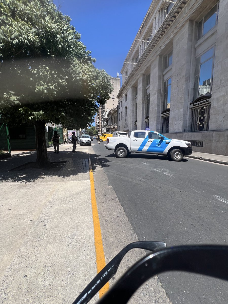 BeltranJenaro's tweet photo. @TransitoRos  Santa Fe entre Maipú y San Martín cortado por operativo en el tesoro regional del BCRA https://t.co/QhtOhdvtUZ