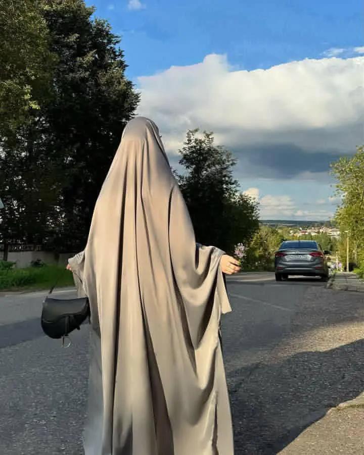 مر جاتے ہیں ہر روز کئی لوگ اچانک
اور ہم کو لگتا ہے ابھی عمــر پڑی ہے