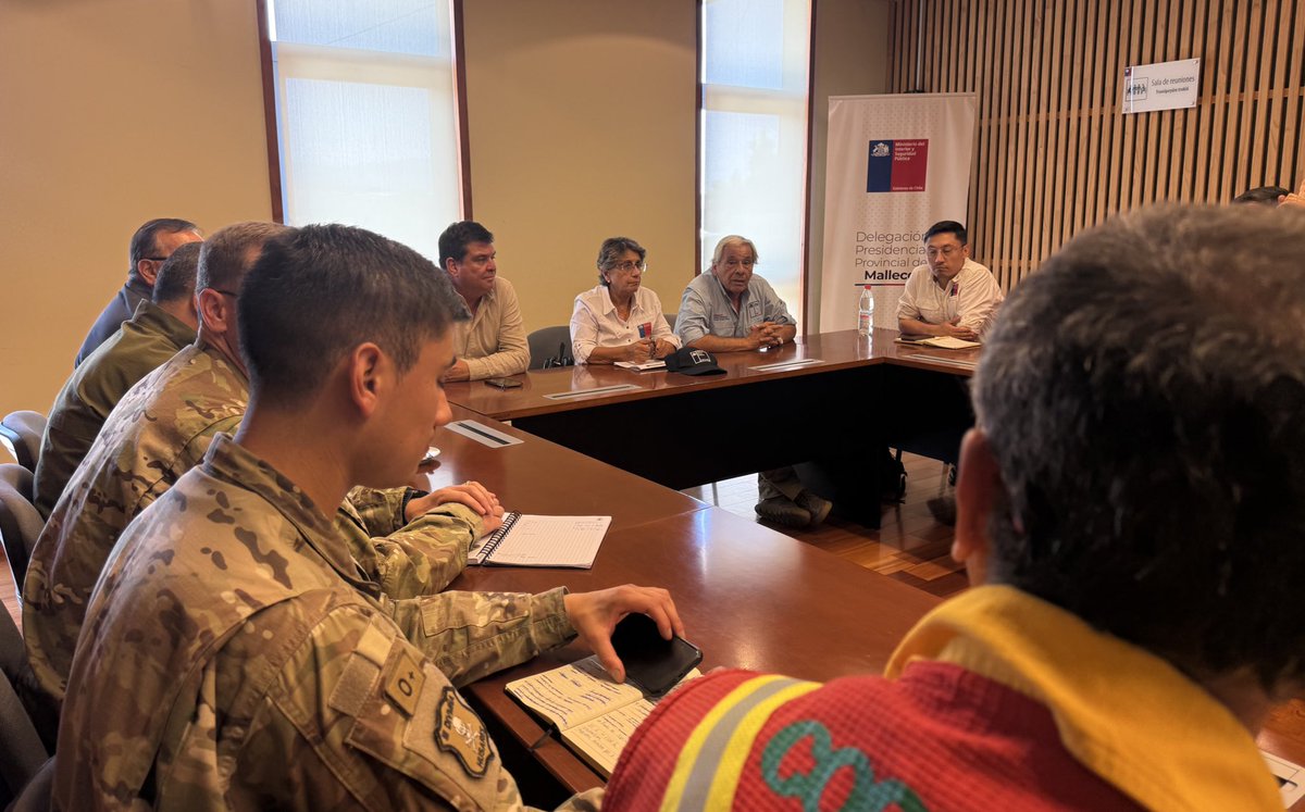 🛑 #AHORA | La ministra del <a href="/mop_chile/">Ministerio de Obras Públicas🇨🇱</a> , Jessica López, junto al <a href="/DPRLaAraucania/">Delegación Presidencial Regional de La Araucanía</a>, Eduardo Abdala, al <a href="/DPPMalleco/">Delegación Presidencial Provincial de Malleco</a>, Leopoldo Rosales, y autoridades comunales, se encuentran monitoreando y coordinando acciones para el combate de los incendios forestales en la provincia de #Malleco