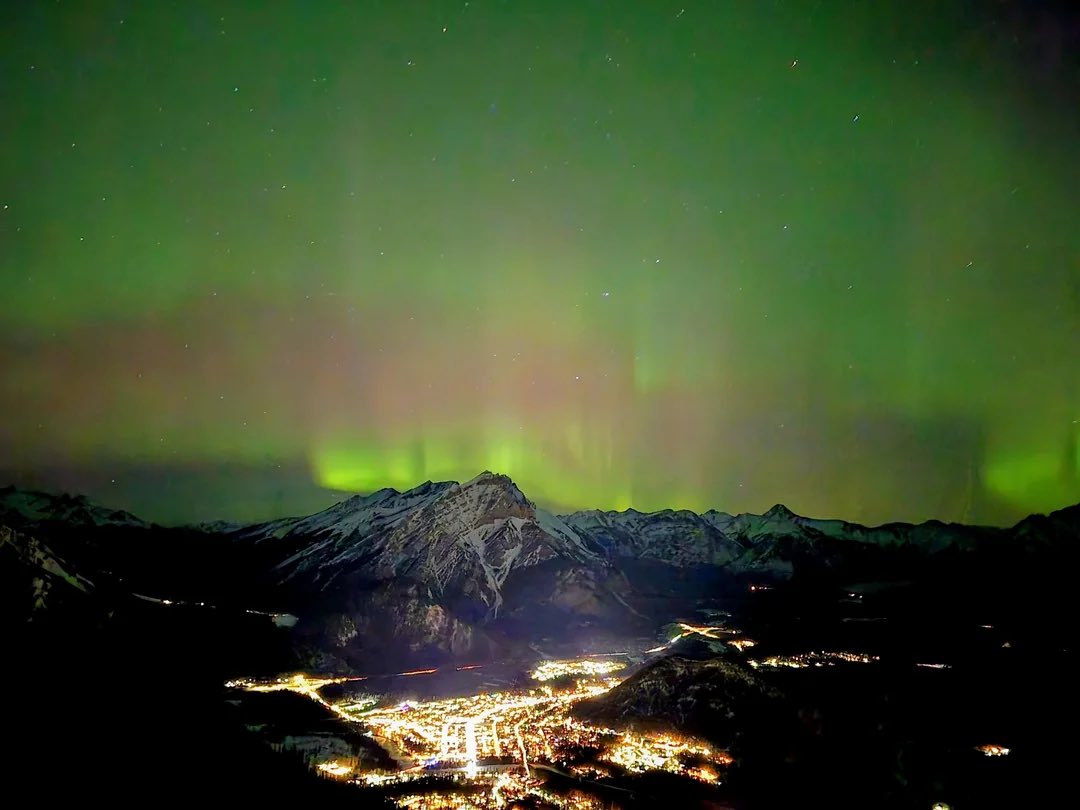 yegwave's tweet photo. Banff, Alberta, last night 🇨🇦❤️ https://t.co/myrVpRS2Vo