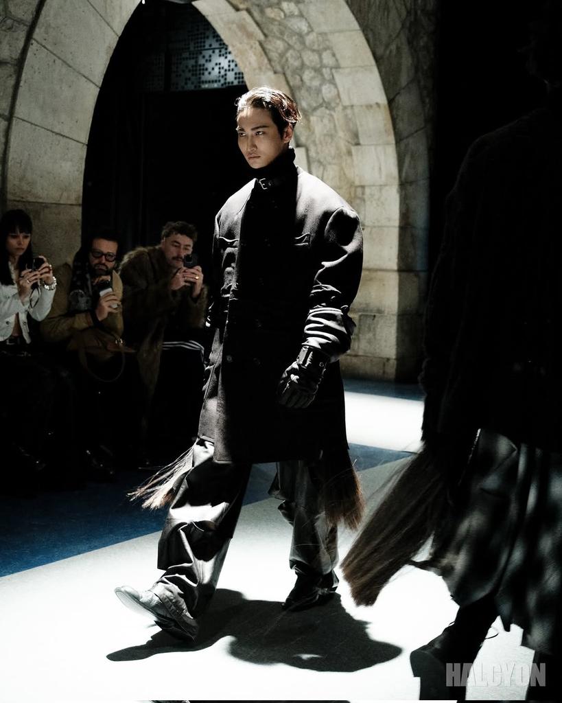 1024updates's tweet image. [📷] Seonghwa walking the runway for Songzio 2026 Autumn Winter Collection

#SEONGHWA #성화 @ATEEZofficial 
#SONGZIOFW26 #SONGZIO