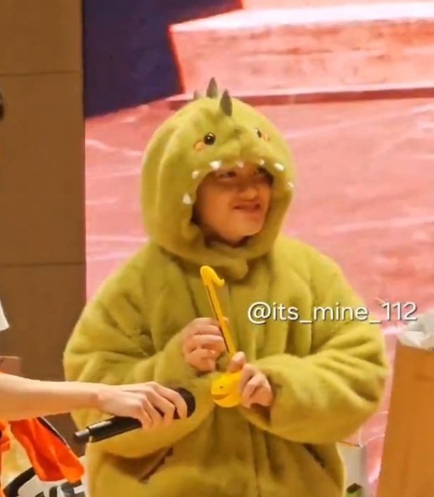 *extremely muffled screaming* 
cuteee cutee cuteee Kyungsoo is so cuteee, that's why they want to keep you in their back pocket!! i'm dyingggdgffjkj