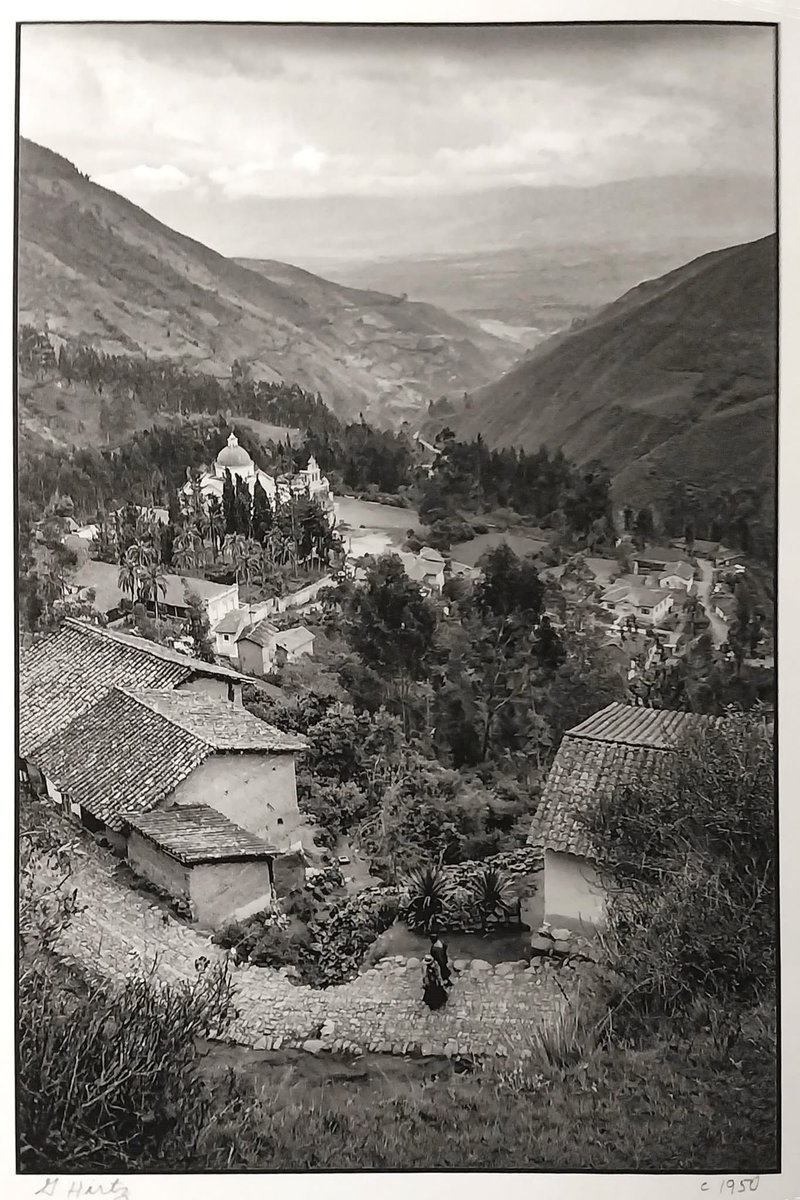enajas's tweet image. Guápulo visto desde la ladera occidental de Quito (actual zona de La Floresta), con la iglesia al centro y el valle del Chiche (Tumbaco) abriéndose al fondo.
© Gottfried Hirtz, 1950