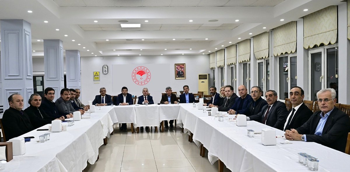 İzmir'de <a href="/TCTarim/">T.C. Tarım ve Orman Bakanlığı</a>'a bağlı olarak çalışmalarını sürdüren Kurum ve Kuruluşlarla her ay gerçekleştirdiğimiz toplantı, bu kez Kurumumuz ev sahipliğinde, İl Müdürümüz Mustafa Şahin'in başkanlığında gerçekleştirildi.

İzmir tarımının farklı konularında ortak paydada güzel çalışmalar