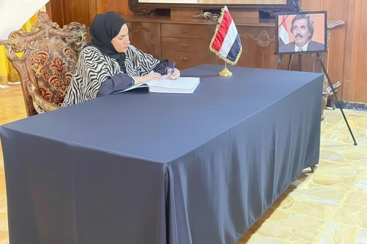 BahrainEmbIQ's tweet image. قامت سفارة مملكة البحرين في بغداد، ممثلةً بالسيدة فاطمة علي مكي، المستشار لدى السفارة، بتقديم واجب العزاء في وفاة السيد علي سالم البيض، نائب رئيس مجلس رئاسة الجمهورية اليمنية الأسبق، وذلك خلال فتح سجل التعازي في سفارة الجمهورية اليمنية لدى جمهورية العراق.