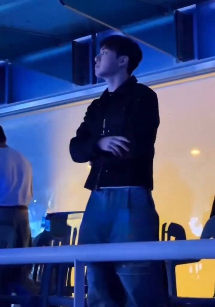 jeonlver97_'s tweet photo. HE IS SO TALL AND HANDSOME https://t.co/bXxYBzTaun