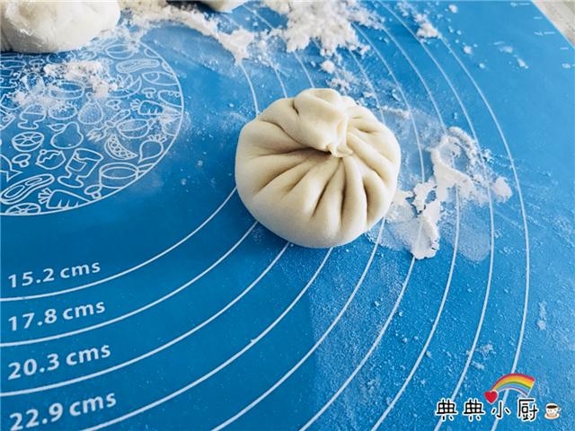 dattagou's tweet photo. 挖到宝！巷子里的老面馒头铺，刚蒸好的暄软到捏扁秒回弹，蘸点黄豆酱配腐乳，碳水快乐直接拉满～10元3个超实在，认准蓝色招牌别跑空！ https://t.co/p2qrACHw8y