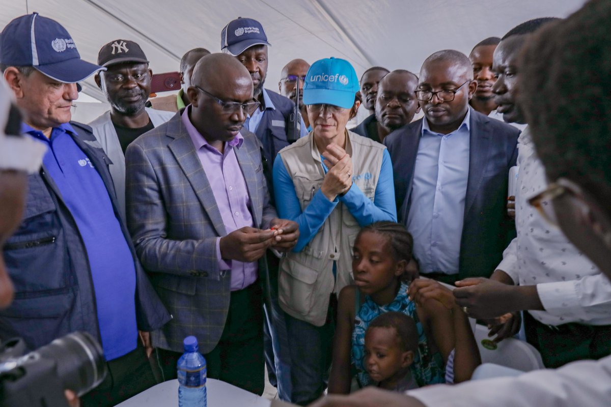 WhoBurundi's tweet photo. Lancement officiel de la campagne de vaccination dans les camps de réfugiés congolais au Burundi, présidé par le Secrétaire Permanent du @msp_burundi, en présence des Représentants de l’OMS et de l'UNICEF et d’autres partenaires techniques et opérationnels. https://t.co/9EIPni07vF