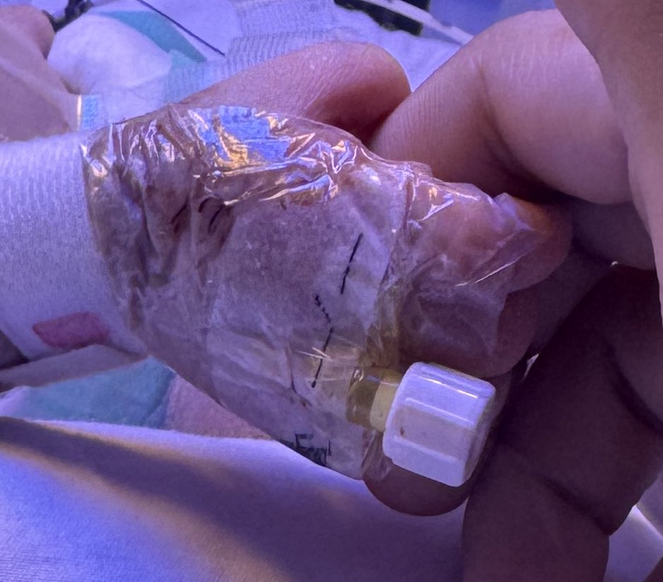 خذاها الله لكنها داخل صدري حيّه .. راحت ويا روحي وكل مافقدتها بكيت