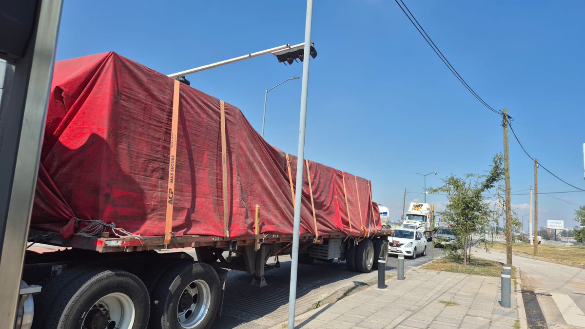 suri110285's tweet photo. @Trafico_ZMG @ZapopanGob ⚠️ solicitamos su ayuda para reparar este semáforo ubicado en la estación Chivas de mi macro periferico, en sentido de Norte a Sur, ya que nunca cambia a rojo, hemos durado hasta 15 min y es imposible cruzar porque los carros no se paran 🙏 https://t.co/6YYRnEN1Nm