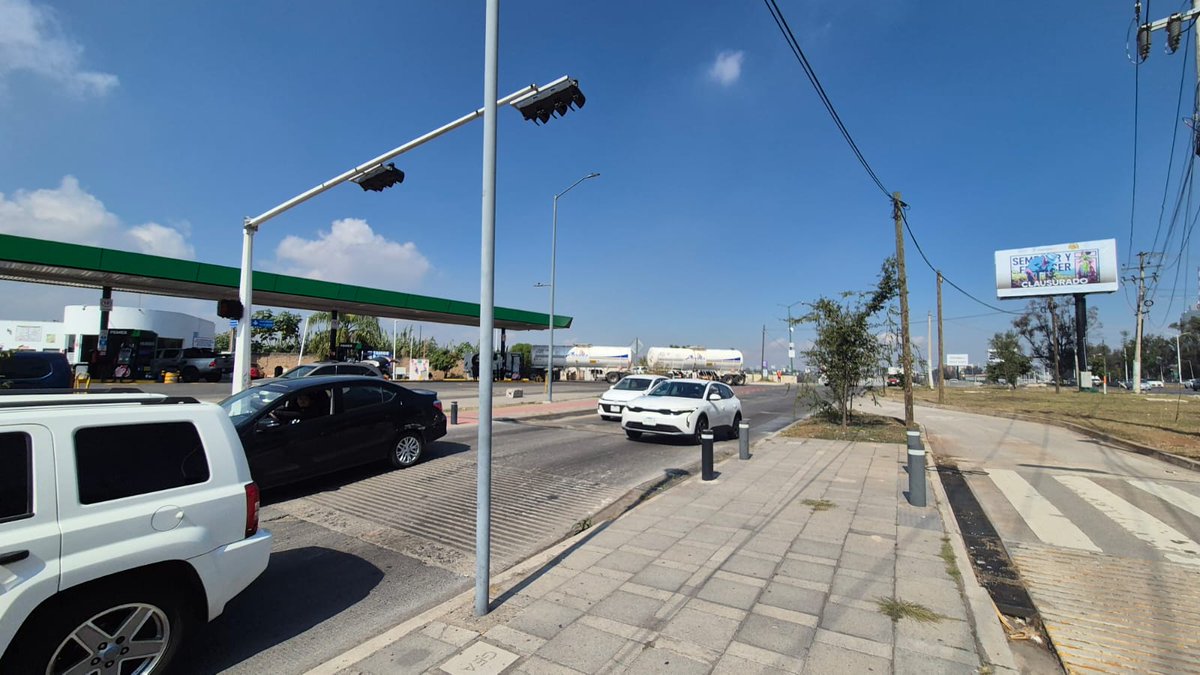 suri110285's tweet photo. @Trafico_ZMG @ZapopanGob ⚠️ solicitamos su ayuda para reparar este semáforo ubicado en la estación Chivas de mi macro periferico, en sentido de Norte a Sur, ya que nunca cambia a rojo, hemos durado hasta 15 min y es imposible cruzar porque los carros no se paran 🙏 https://t.co/6YYRnEN1Nm