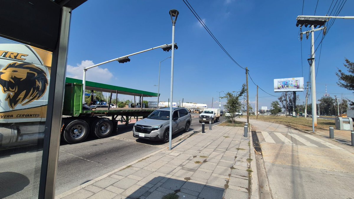 suri110285's tweet photo. @Trafico_ZMG @ZapopanGob ⚠️ solicitamos su ayuda para reparar este semáforo ubicado en la estación Chivas de mi macro periferico, en sentido de Norte a Sur, ya que nunca cambia a rojo, hemos durado hasta 15 min y es imposible cruzar porque los carros no se paran 🙏 https://t.co/6YYRnEN1Nm