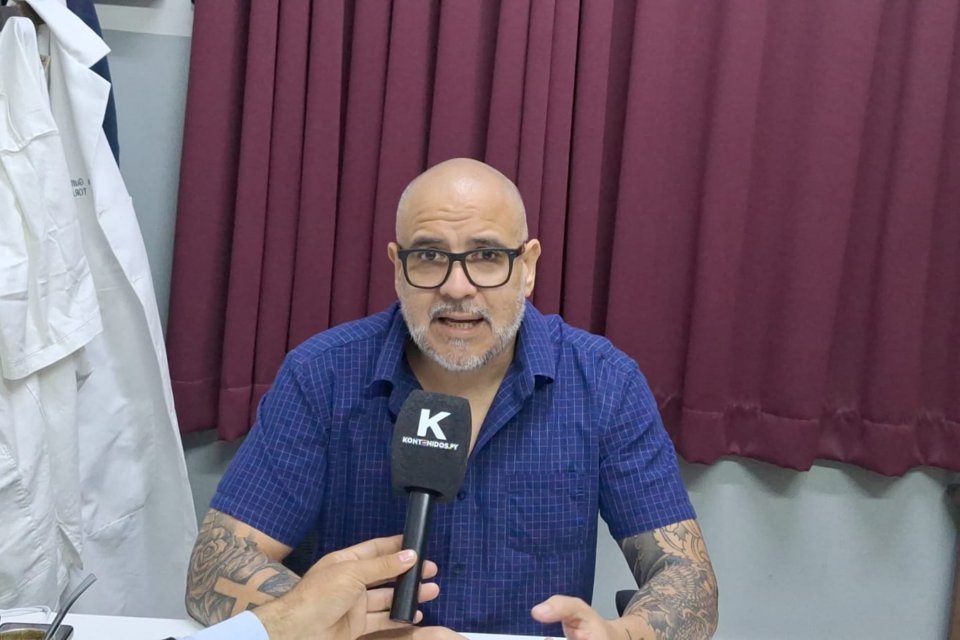 KontenidosPY's tweet photo. Neumólogo del INERAM alerta sobre graves riesgos del vapeo en niños y jóvenes

El neumólogo Carlos Morínigo, del Instituto Nacional de Enfermedades Respiratorias y del Ambiente (INERAM), advirtió sobre las serias consecuencias que puede generar el consumo de vapeadores, especialmente en niños y adolescentes.

El especialista explicó que el uso de cigarrillos electrónicos provoca daños inmediatos en la salud respiratoria y bucal, pero que los efectos más preocupantes se manifiestan a mediano y largo plazo, con el desarrollo de enfermedades crónicas asociadas al consumo prolongado.

https://t.co/YPbbhp5WVY

@carligmoagui