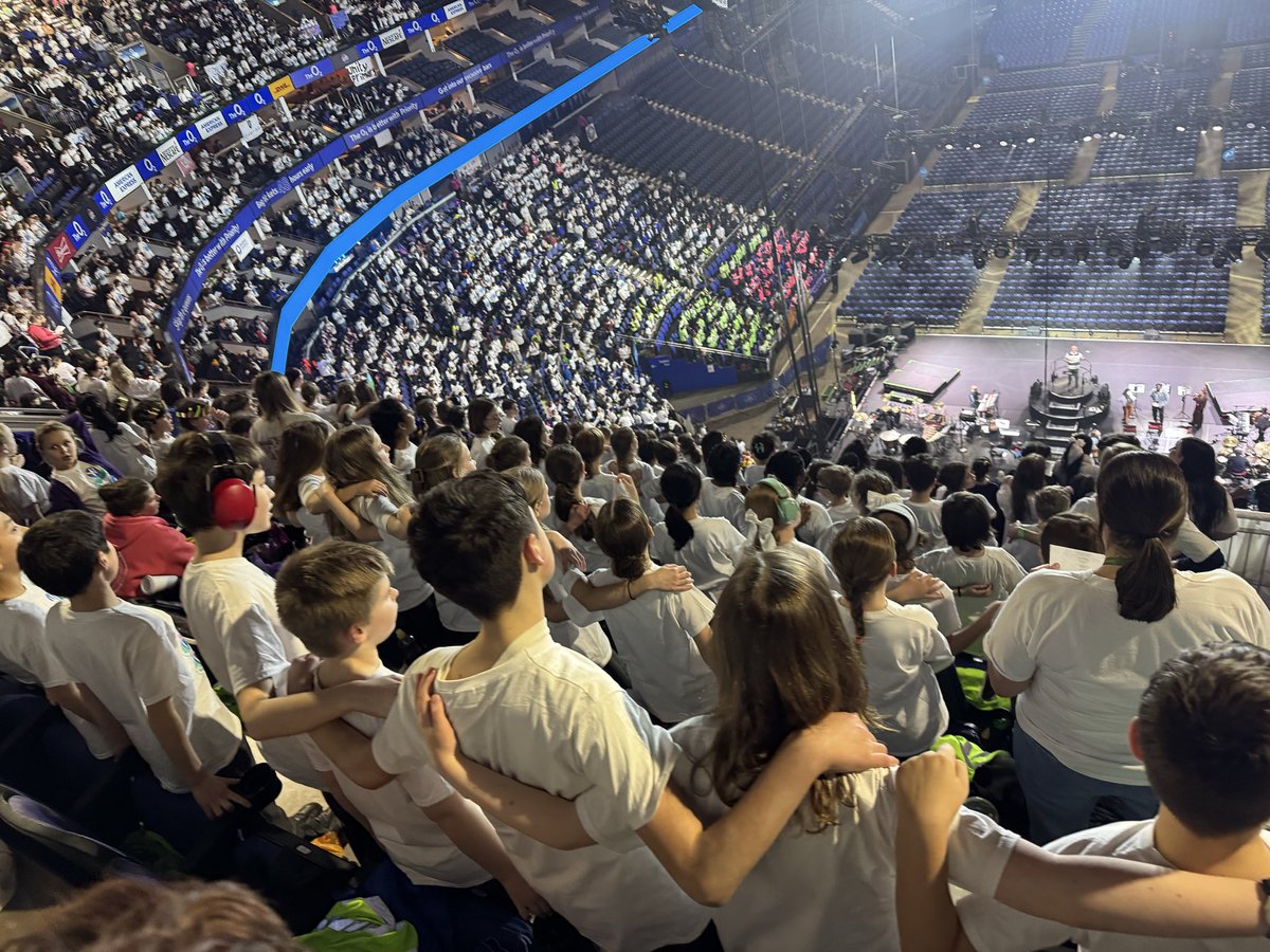 About to start our performance with the #YoungVoices choir at the O2! 🎤🎶