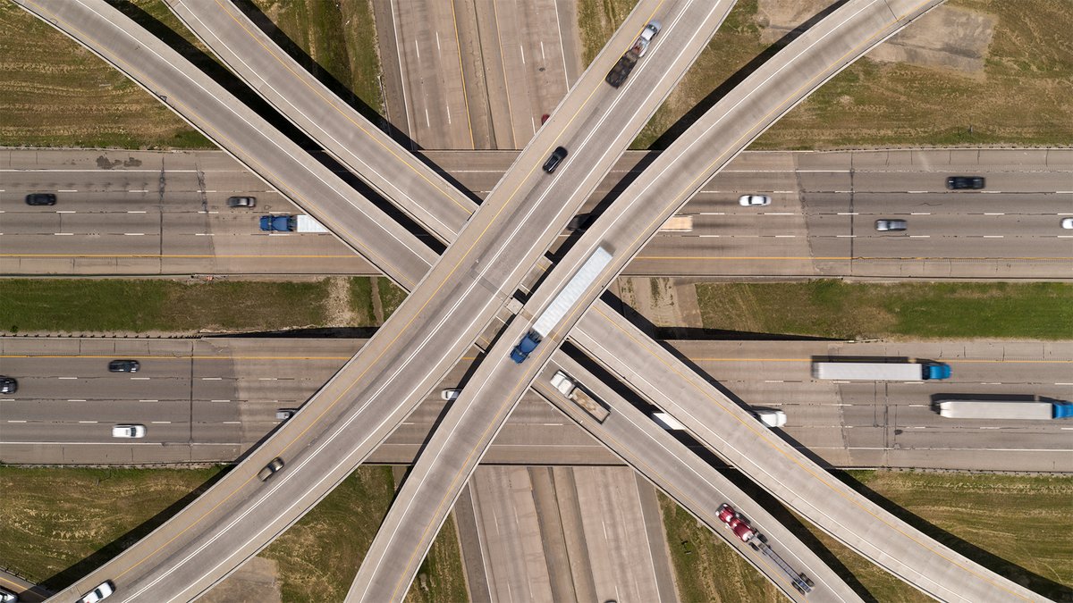 aurora_inno's tweet image. With the U.S. Department of Transportation and Congress aligning on the benefits of autonomous freight, the momentum for smart safety regulation is unmistakable. Read our latest blog to see why we’re optimistic about the road ahead: bit.ly/49PmYmu