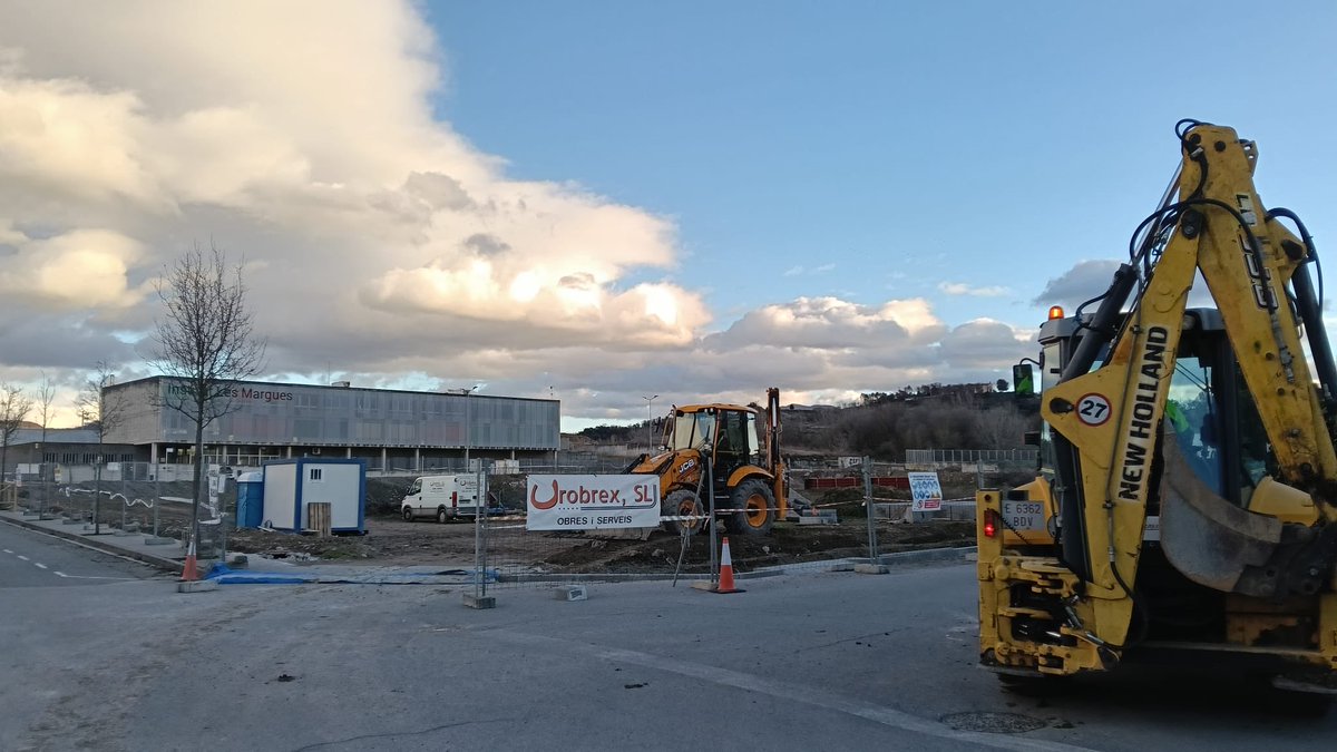 AdoberiesNo's tweet photo. Actualment s'estan fent les obres d'urbanització del sector "Torrental Nord", entre l'institut, el pavelló, el carrer Girona i el carrer Serrallonga, per construir-hi habitatges unifamiliars.

Des del CECeco i Adoberies No, juntament amb alguns veïns, vam presentar al·legacions🧵 https://t.co/8GDvnkg2uQ