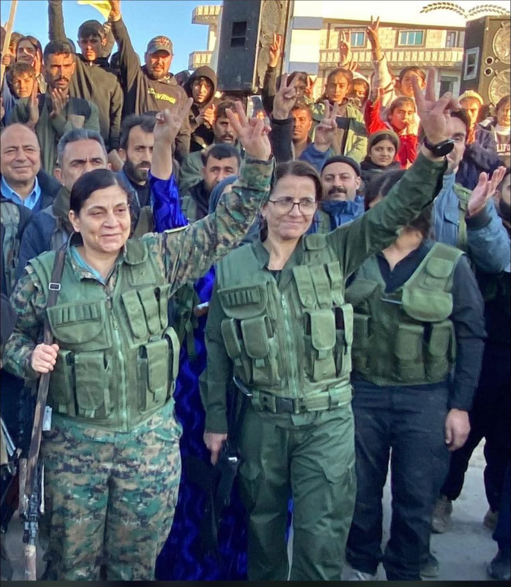 Berivanfirat75's tweet photo. Croire en la détermination de son peuple jusqu’au dernier souffle. Pendant ce temps, les #Kurdes de confort, protégés de la sueur et du sang qu’ils n’ont jamais connus, annoncent la fin depuis leur immobilisme. La résignation est une trahison.
#Kobane ne va pas tomber ❗️ https://t.co/wY9z2HZmnu