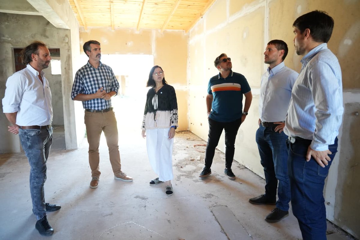 MinHabitatPBA's tweet photo. ¡Otra obra que vamos a #Completar! En #GeneralAlvarado firmamos un convenio para volver a poner en marcha un proyecto de 12 viviendas que el gobierno Nacional dejó paralizado. https://t.co/5Nk4ni1jlT