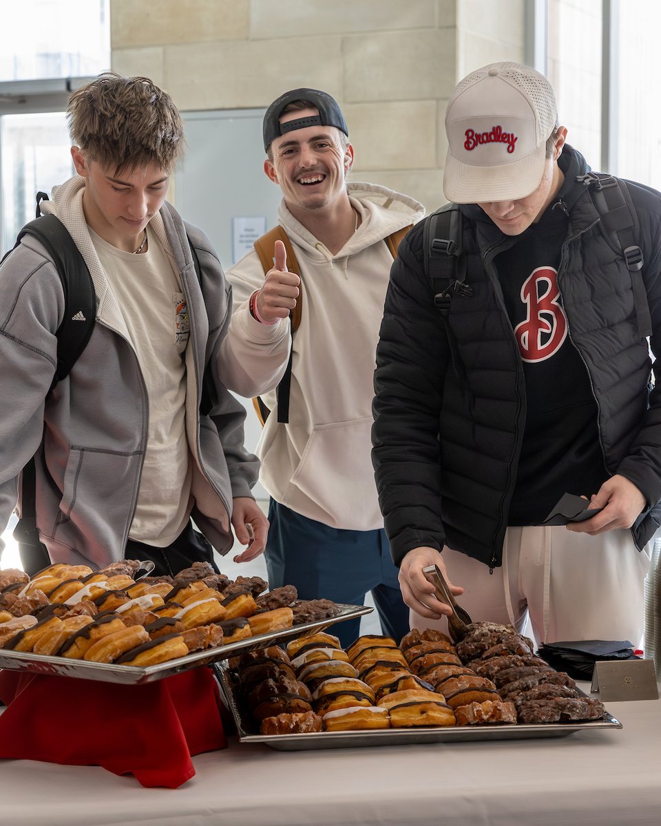 bradleyu's tweet image. Back on campus and back in the swing of things! 
Spring semester at Bradley looks good on us 🅱️🌷

#BradleyUniversity #BradleyBraves #SpringSemester2026