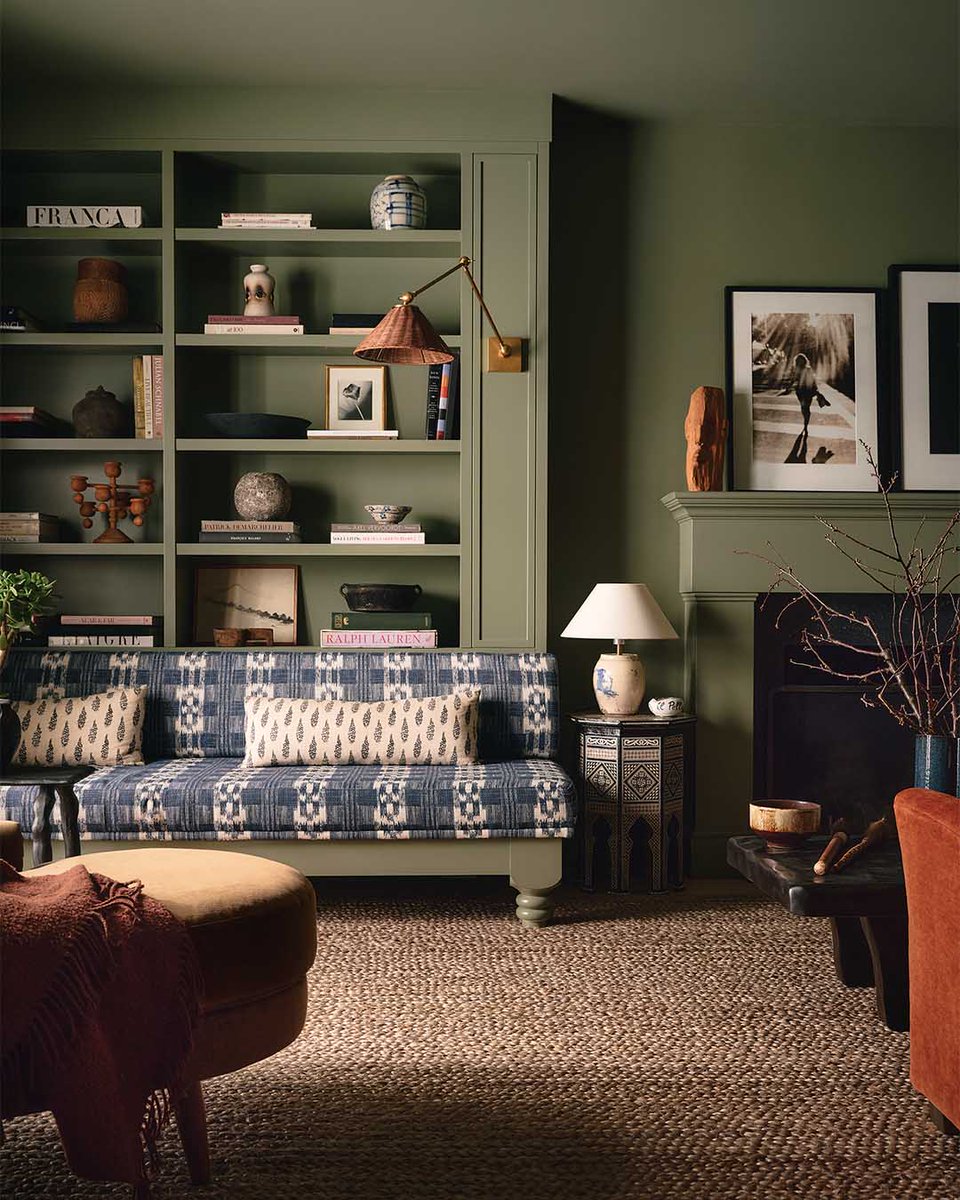 Un vert qui apaise, des textures qui enveloppent, un chien qui s’étire.
Le salon de cette maison réinventé par Montana Burnett est le lieu idéal pour se perdre dans un livre.
bit.ly/3YANjiZ

 <a href="/patrickbiller/">Patrick Biller</a>
 @montanaburnettdesign

#moody #chien
