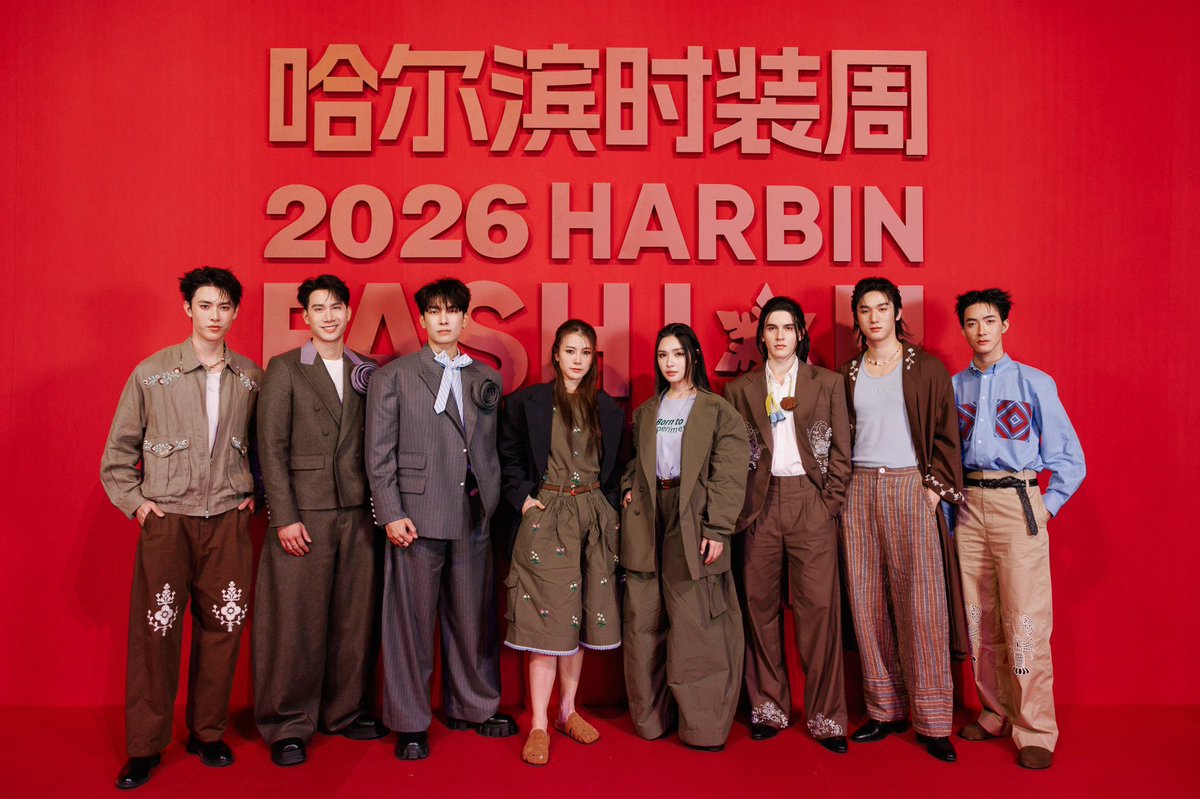 RainbowNewsent's tweet photo. จากไทยสู่เวทีโลก “อันดา - ลูกแก้ว” นำทัพ STAR HUNTER สร้างโมเมนต์สะกดทุกสายตาอวดโฉมแฟชั่นบนรันเวย์ Harbin Fashion Week 2026 ณ West Red Square เมืองฮาร์บิน ประเทศจีน

#AndaAnunta #LookkaewKamollak #อันดาลูกแก้ว #andalookkaew #newtxnx #jjsunday 
#HarbinFashionWeek #HarbinFashionWeek2026 #HFW2026 #WestRedSquare #Harbin #ChinaFashion
#StarHunterEntertainment

อีกหนึ่งหมุดหมายสำคัญของอุตสาหกรรมบันเทิงไทยบนเวทีแฟชั่นระดับนานาชาติ เมื่อศิลปินจาก STAR HUNTER ENTERTAINMENT สร้างปรากฏการณ์ความภาคภูมิใจ นำโดย อันดา - อนันตา เตียวิรัตน์ และ ลูกแก้ว - กมลลักษณ์ แสงทรัพย์สิน พร้อมด้วย นิวตั้น - ไวยากรณ์ วงค์ขาแก้ว และ เจเจ - รัฐศาสตร์ บุตรวงศ์ ร่วมกับสองนักแสดงคุณภาพ มอสหลง - ภาณุวัฒน์ โสประดิษฐ และ แบงค์กี้ - มณฑป เหมตาล ได้รับเกียรติร่วมเดินแบบบนรันเวย์ Harbin Fashion Week 2026 ซึ่งจัดขึ้นอย่างยิ่งใหญ่ ณ เวสต์ เรด สแควร์ (West Red Square) เมืองฮาร์บิน มณฑลเฮยหลงเจียง สาธารณรัฐประชาชนจีน

Harbin Fashion Week ถือเป็นหนึ่งในเทศกาลแฟชั่นระดับนานาชาติที่ทรงอิทธิพลของภูมิภาคเอเชียเหนือ จัดขึ้นเป็นประจำทุกปี และในปี 2026 นี้ นับเป็นการจัดงานครั้งที่ 12 อย่างยิ่งใหญ่ ท่ามกลางบรรยากาศเมืองท่องเที่ยวฤดูหนาวระดับโลก ที่รวบรวมแฟชั่นโชว์ งานแสดงผลงานดีไซเนอร์ การสัมมนา และกิจกรรมสร้างสรรค์จากแวดวงแฟชั่นนานาชาติ โดยมีการจัดงานแถลงข่าวอย่างเป็นทางการเมื่อวันที่ 9 มกราคมที่ผ่านมา

ในค่ำคืนของวันที่ 11 มกราคม 2026 ศิลปินจาก STAR HUNTER ENTERTAINMENT ทั้ง 4 คน พร้อมสองนักแสดงรุ่นพี่ ได้ร่วมถ่ายทอดเสน่ห์และพลังของแฟชั่นไทยผ่าน 3 โชว์ จาก 3 แบรนด์ดีไซเนอร์ไทยระดับแนวหน้า ได้แก่ TANDT, DEC boy และ PANYA ME สะท้อนอัตลักษณ์ร่วมสมัย ผสานความคิดสร้างสรรค์ และยกระดับงานออกแบบไทยให้สื่อสารสู่สายตานานาชาติได้อย่างโดดเด่นและสง่างาม

การเข้าร่วม Harbin Fashion Week 2026 ในครั้งนี้ ไม่เพียงตอกย้ำศักยภาพของศิลปินไทยบนเวทีโลก แต่ยังสะท้อนบทบาทสำคัญของ STAR HUNTER ENTERTAINMENT ในการผลักดันศิลปินและครีเอเตอร์ไทยให้ก้าวไกลสู่ระดับสากลอย่างต่อเนื่อง พร้อมสร้างภาพลักษณ์ใหม่ของอุตสาหกรรมบันเทิงและแฟชั่นไทยให้เปล่งประกายในเวทีนานาชาติอย่างแท้จริง