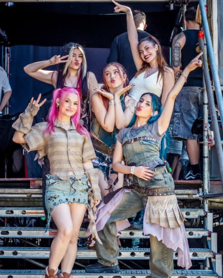 frikiipopstar's tweet photo. GETTING READY          TO MAKE HISTORY https://t.co/FXfjL8JfEj