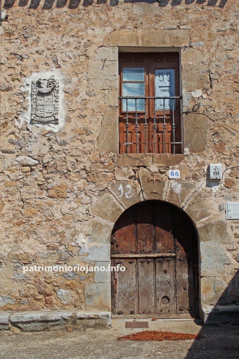 Escudos, balcones, dinteles, portones... 
La arquitectura rural de nuestros pueblos serranos. 
Calles y casonas de Pradillo de Cameros. 
¡Descubre La Rioja!