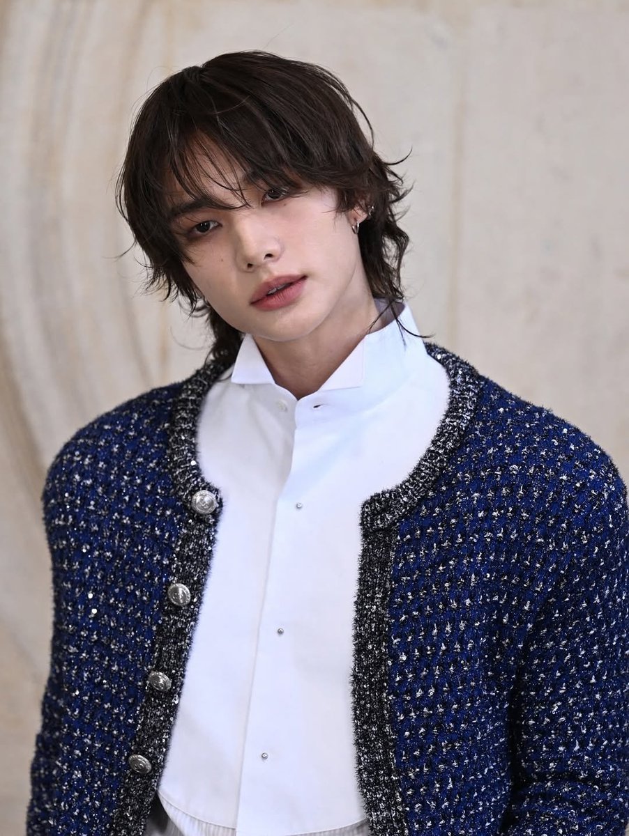 #Hyunjin looks so beauteous, like a Prince from another era, as he enchants at the #DiorWinter26 show at Paris Fashion Week! 💪🤴🪄✨💫🌟💥♛𝐃𝐢𝐨𝐫♛ 🗼🇫🇷 👑❤️‍🔥🖤

HYUNJIN AT DIOR PFW 
#DiorWinter26_HYUNJIN #HYUNJINxDior 
<a href="/Stray_Kids/">Stray Kids</a>