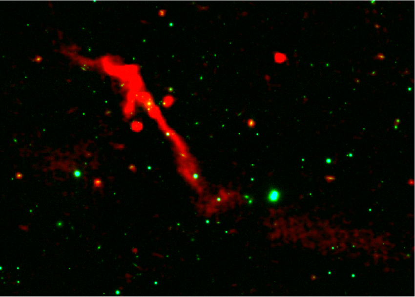 Nereide's tweet image. 1/7
When we look at this LOFAR radio map overlaid on Pan-STARRS optical light, it almost feels like we’re seeing the supermassive black hole in J1007+3540, right at this giant radio galaxy’s center, awaken in real time.

#Astrophysics #BlackHole #RadioAstronomy #Cosmology