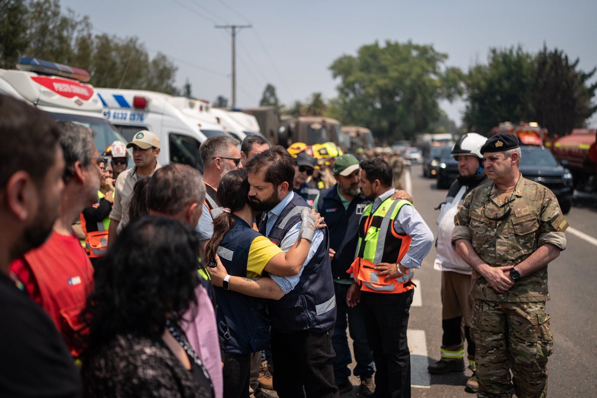 GabrielBoric's tweet image. Seguimos en la Región del Biobío desplegados por la emergencia. Estuvimos en Florida, recorriendo el puesto de mando de CONAF junto al alcalde, el gobernador, autoridades de Gobierno y el JEDENA, para levantar en terreno las necesidades de cada localidad.

Desde el primer momento…