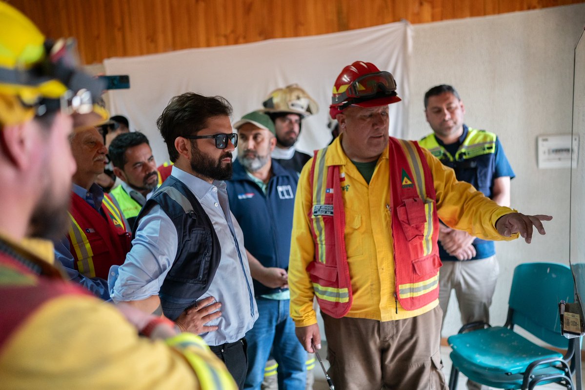 GabrielBoric's tweet image. Seguimos en la Región del Biobío desplegados por la emergencia. Estuvimos en Florida, recorriendo el puesto de mando de CONAF junto al alcalde, el gobernador, autoridades de Gobierno y el JEDENA, para levantar en terreno las necesidades de cada localidad.

Desde el primer momento…