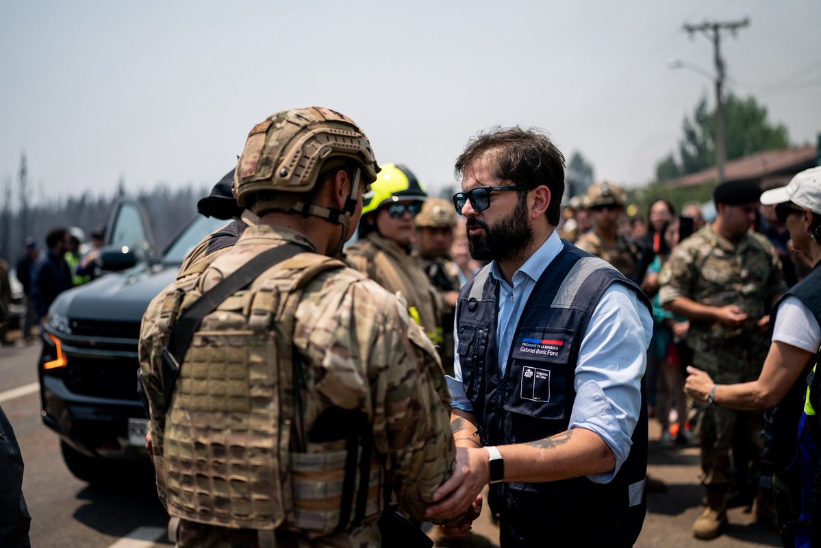 GabrielBoric's tweet image. Seguimos en la Región del Biobío desplegados por la emergencia. Estuvimos en Florida, recorriendo el puesto de mando de CONAF junto al alcalde, el gobernador, autoridades de Gobierno y el JEDENA, para levantar en terreno las necesidades de cada localidad.

Desde el primer momento…