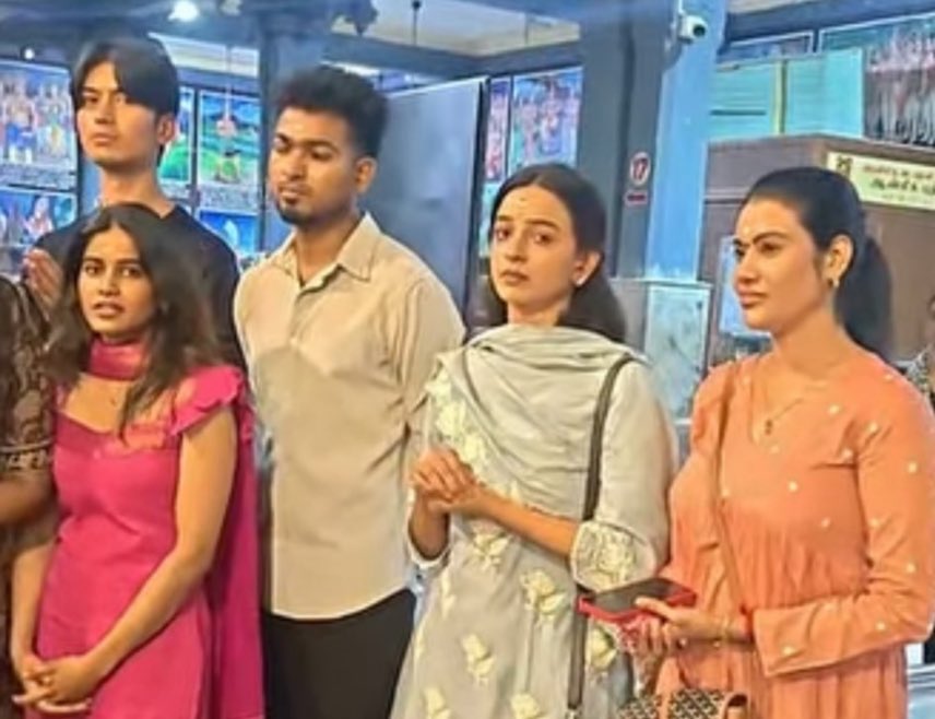 _theDoraemon1's tweet photo. #Divya #DivyaGanesh𓃶 

Temple visit - ellam onna poirupanga polaye superrrrr 👏👏👏 

#Kani #Aurora #Adhirai #Sabari’s mom #Tushaar nice nice enjoy ♥️♥️

And surprise from rithika 🔥🔥♥️♥️♥️

#BiggBossTamil9 #BiggBoss9Tamil #BiggBossTamilseason9 https://t.co/LlAR4rZXkG