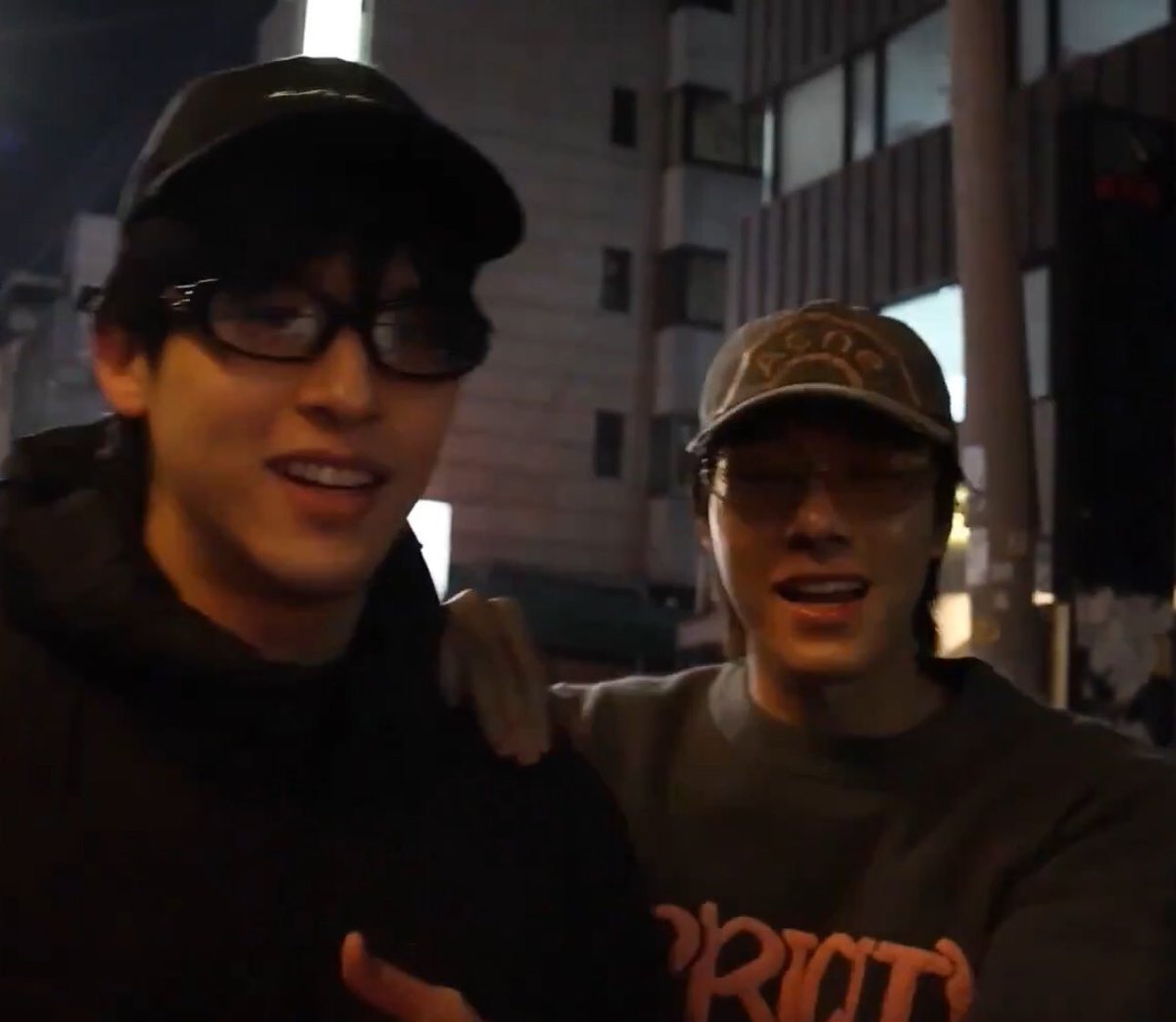 andineverwill's tweet image. ทีมงานคนที่ถ่ายสกายนานิคือ ฟินมาก ฟินแบบอินเนอร์ออกมาจากกล้อง เอาจริงเจอแบบนี้ทุกวันใครจะไม่ฟินบ้าง ละพวกฮีไม่รุ้ตัวกันด้วยนะว่าทำอะไรแปลกๆ คือสองคนน่ะเค้าคิดว่าไม่แปลก แต่คนนอกมองคือแปลกมาก สกายคือจะตามใจนานิแบบอัตโนมัติ ส่วนนานิชอบเผลออ้อนสกาย ไปดูเหอะคลิปเกาหลี แปลกๆทุกตรง😳