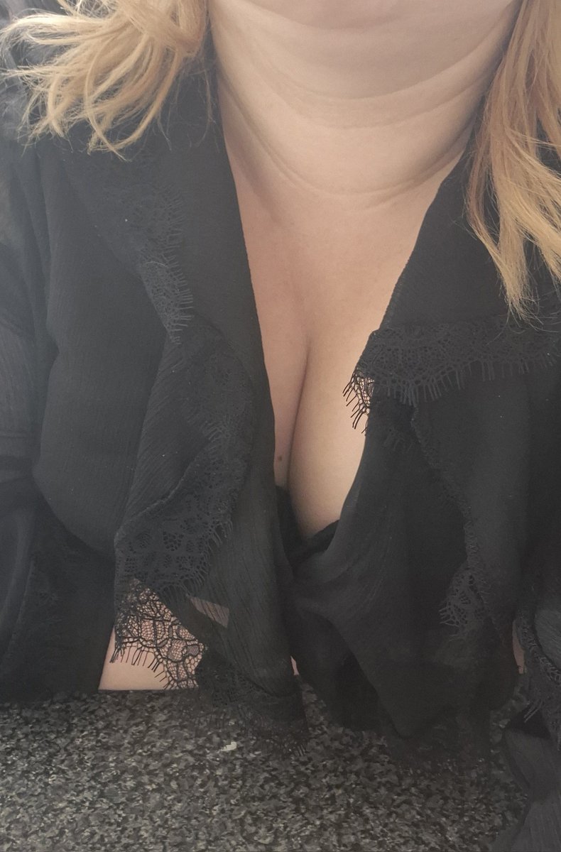 Leaning over the worktop like this…
I know exactly what I’m doing 😌

Careful where you’re looking 👀👇 😜

#bbw #Fansly #thecurvyroute