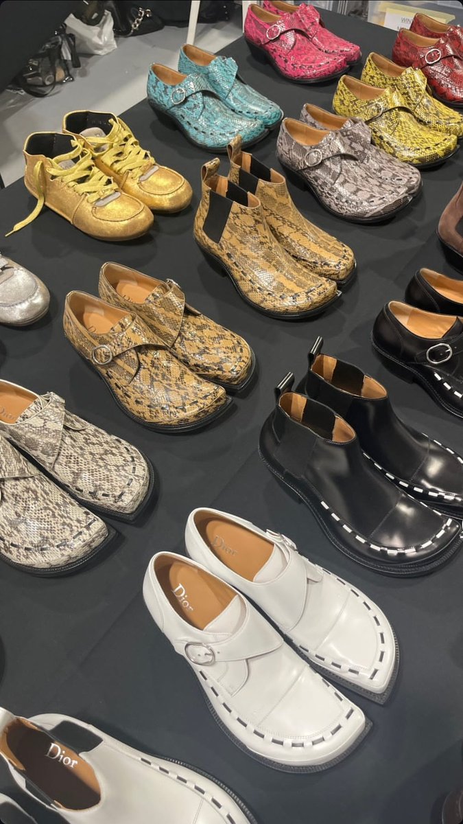 According to Harper’s Bazaar Hongkong, Hyunjin was the first to wear the Dior Winter26 footwear design by Jonathan Anderson

HYUNJIN AT DIOR PFW
#DiorWinter26_HYUNJIN
#HYUNJINxDior <a href="/Dior/">Dior</a>
