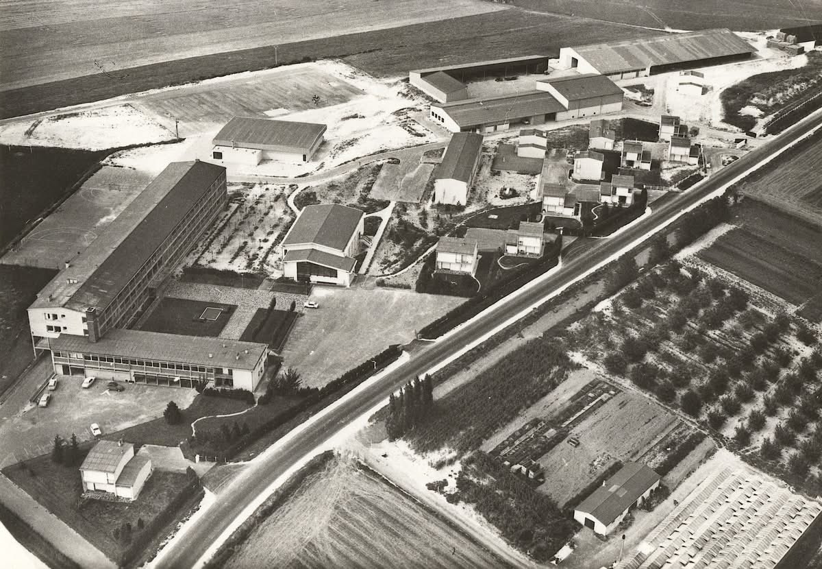 eric_ardennes's tweet photo. Le lycée agricole de #rethel #ardennes un peu après 1970 https://t.co/RNnOpofUVa