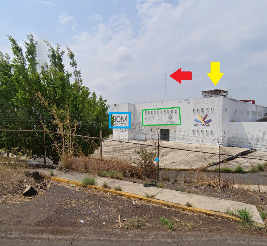 HALIP0N's tweet photo. Geolocation:

A gunman, reportedly in the employ of R5 of Carteles Unidos, brandishes a weapon on the grounds of a Mexican military installation situated near the group's headquarters of Los Reyes, Michoacán.

CERESO Los Reyes, Los Reyes, Michoacán

19.56206, -102.50042 https://t.co/VgLLf4vdgm