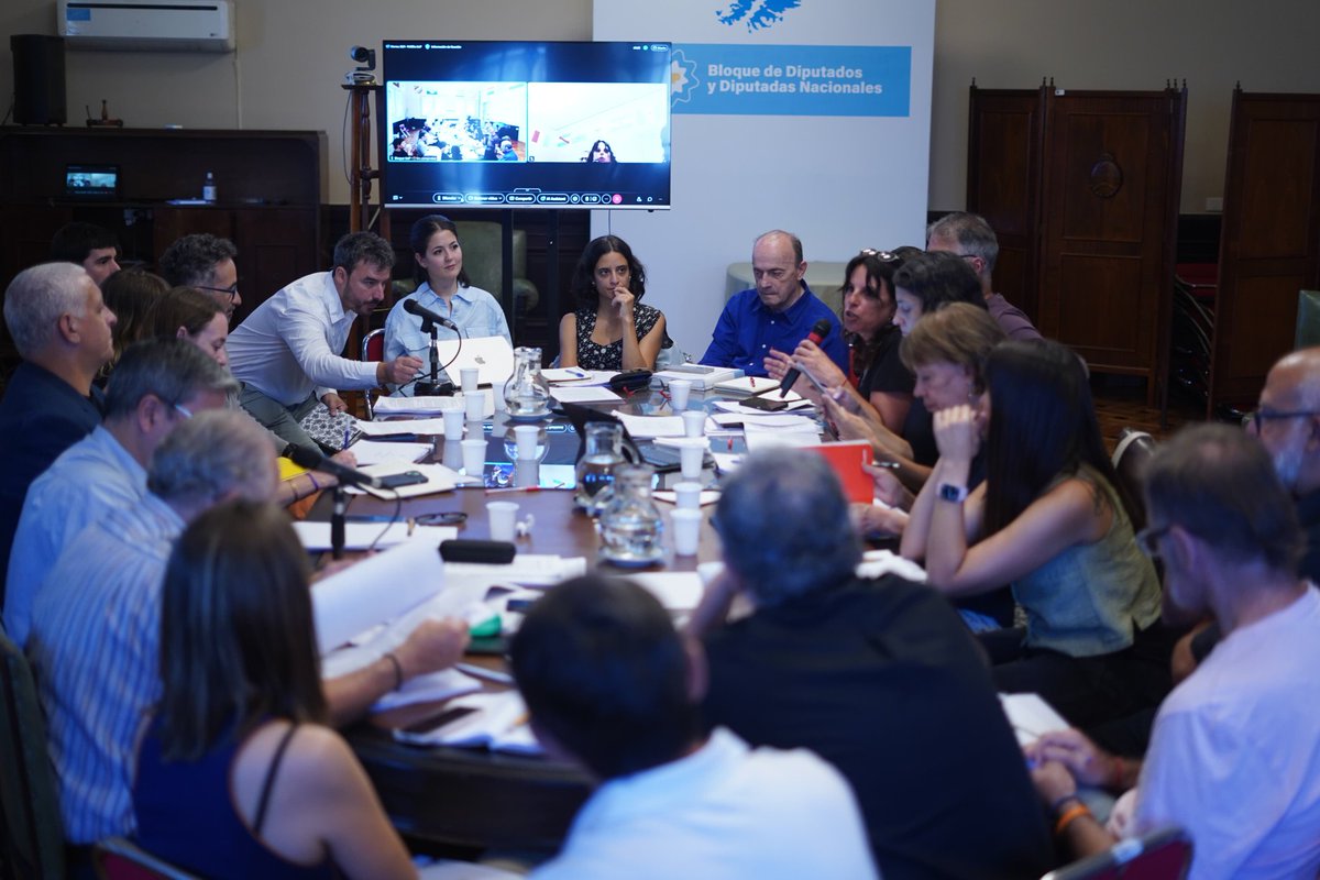 gerpmartinez's tweet image. Ante la gravedad del DNU 941/2025 sobre Inteligencia Nacional mantuvimos una reunión de diputados de nuestro bloque con organizaciones sociales y de Derechos Humanos. 

No hubo ni hay necesidad y urgencia. Estos temas deben tratarse a partir de proyectos debatidos en profundidad.