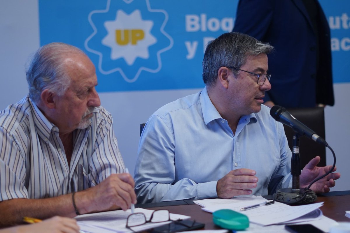 gerpmartinez's tweet image. Ante la gravedad del DNU 941/2025 sobre Inteligencia Nacional mantuvimos una reunión de diputados de nuestro bloque con organizaciones sociales y de Derechos Humanos. 

No hubo ni hay necesidad y urgencia. Estos temas deben tratarse a partir de proyectos debatidos en profundidad.