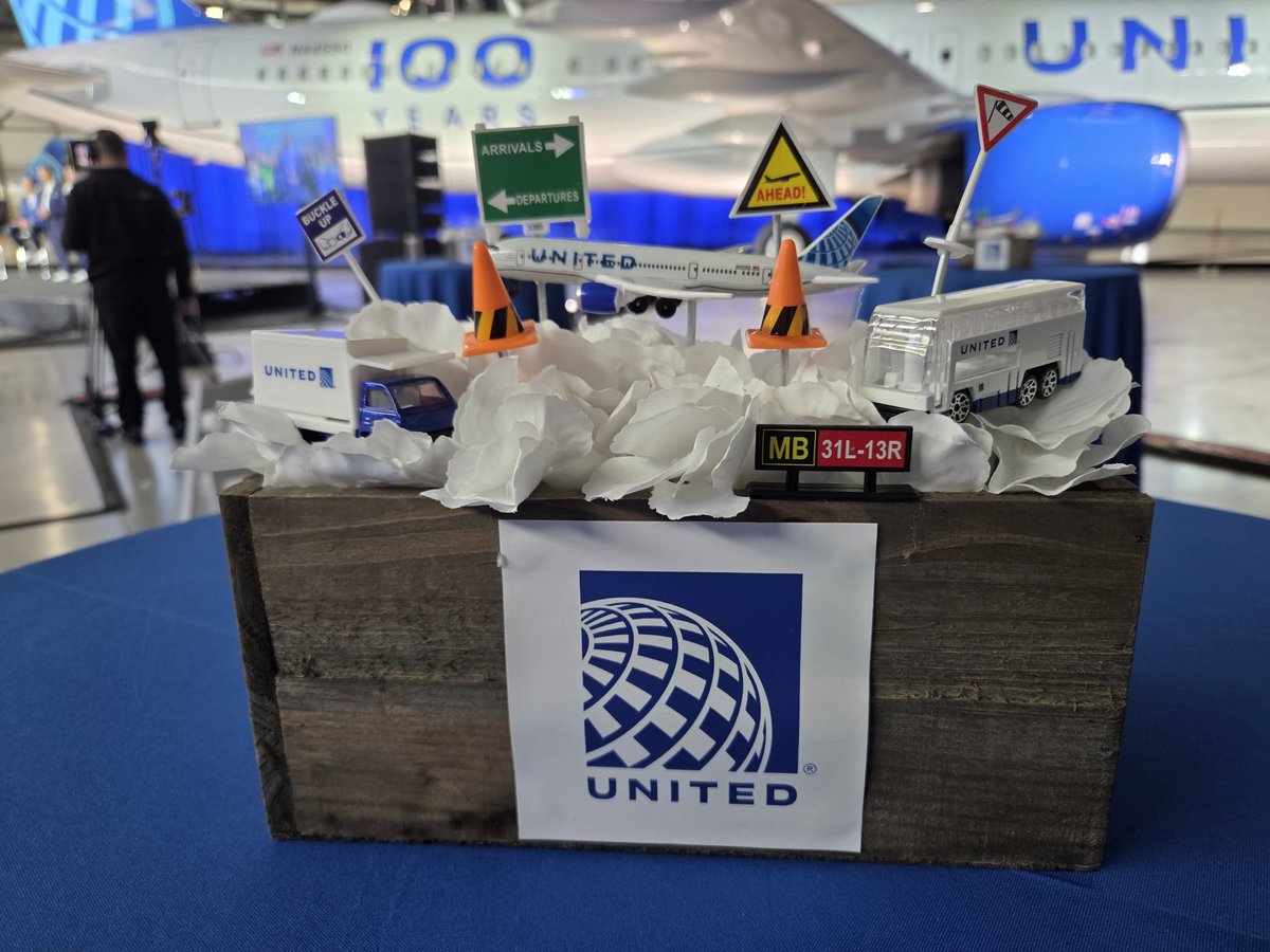 KerryUAsaidWhat's tweet photo. #United Earnings Live in #IAH hangar X. Celebrating 100 years and a great financial 2025.
Thank you @philgriffith63 for hosting! #WeAreUnited #gltw https://t.co/urOma7fff8
