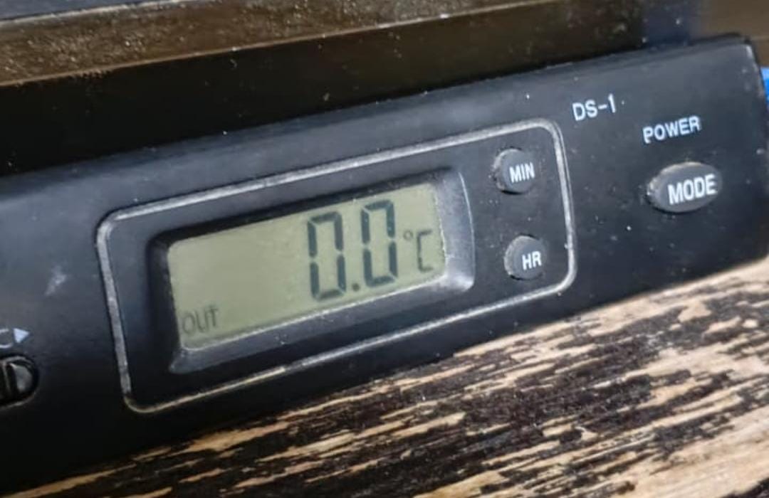 al_alree7's tweet photo. درجة الحرارة في جبل شمس ولاية #الحمراء الان صفر 🥶🥶🥶 
سلمان الخاطري https://t.co/r3ql91B9C6