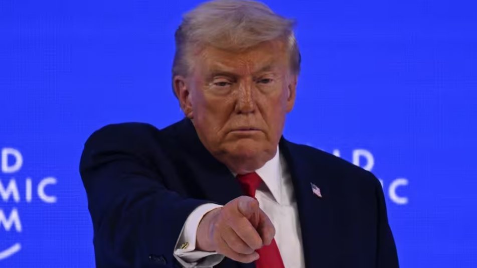 À Davos, Donald Trump maintient ses exigences sur le Groenland en empereur condescendant .Le "Président" américain taxe la planète parce que son pays a une dette de 37 000 Milliards de dollars mais lui s'est enrichi en 1 an de 3 Milliards de dollars en faisant quelques affaires..