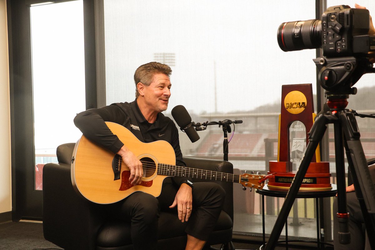 HogsPlus's tweet image. Filming The Hog Pod with @RazorbackTF’s Doug Case today 🎙️