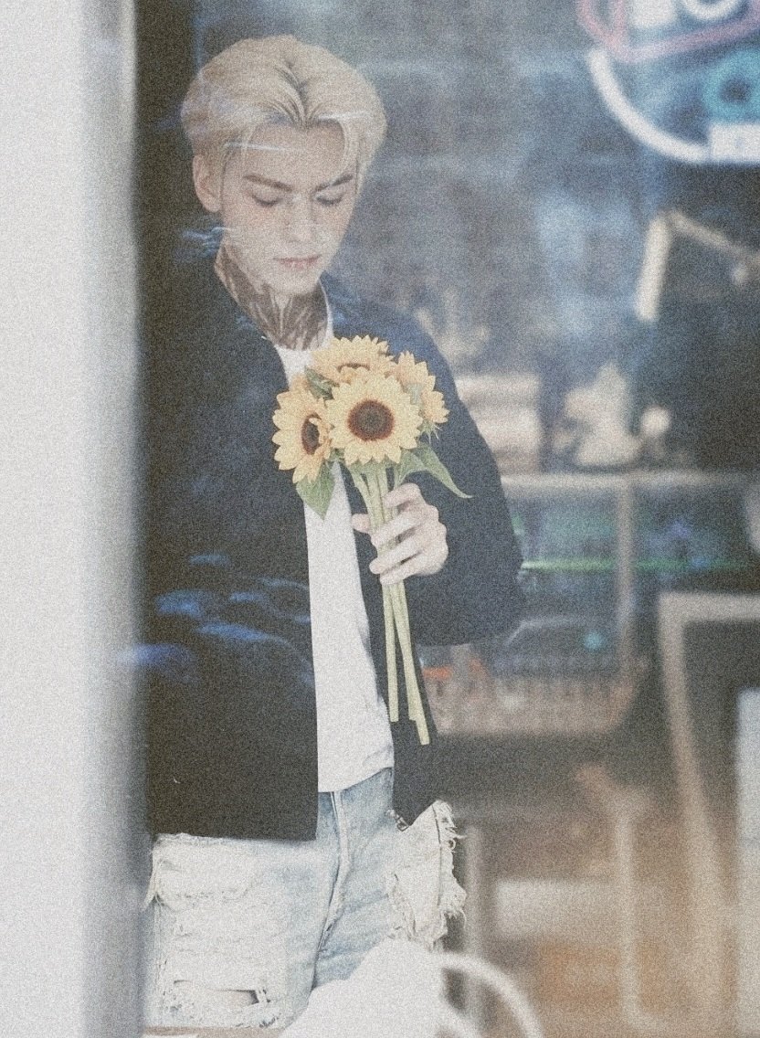 huluction's tweet image. ⠀cap: 1⠀⠀🪴⠀⠀Meine Sonnenblumen.