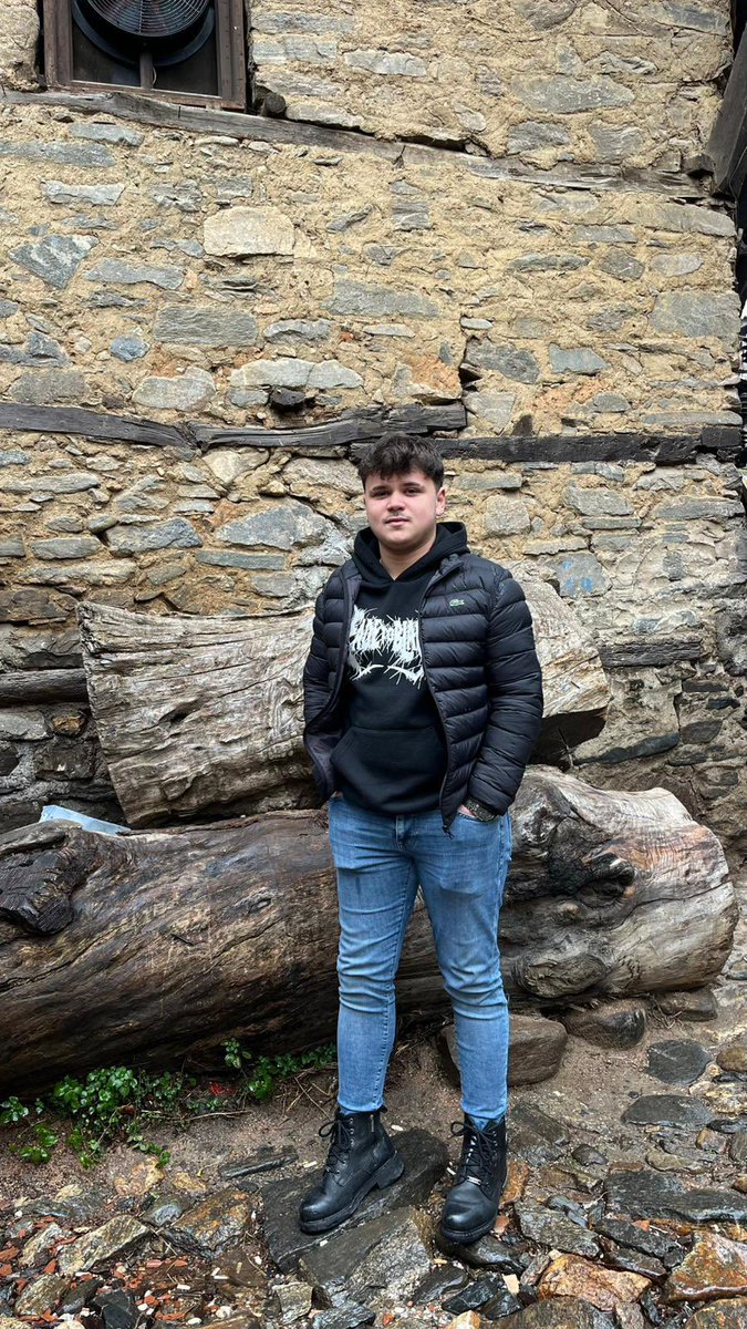 Oğlum Ali Tekirdağ Çerkezköyde tartıştığı kişi ve onun amca ile dedesi tarafından konuşma bahanesiyle yanına gelinerek tartıştığı kişi tarafından pompalı tüfekle katledildi. Mahkeme oğlumu katledenlere indirimlerle sadece 15 yıl ceza verdi katil ile ona yardım edenler nasıl aynı