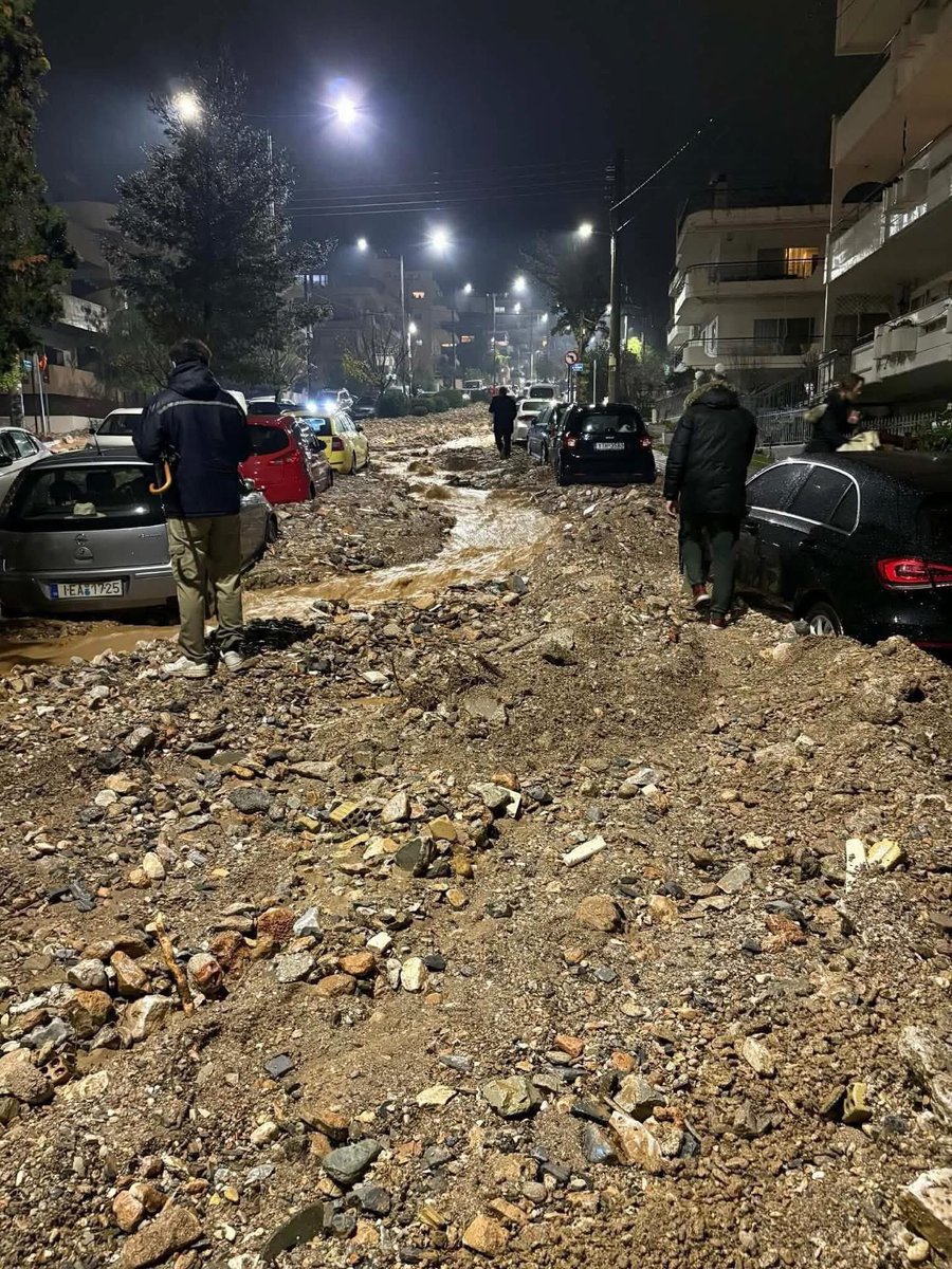 constads's tweet image. 83,75 τακατό στον οννεδίτη για να μοιράζει δημοτικό χρήμα στον Παπαχλιμίντζο και να καταστρέφεται η πόλη με μια βροχή.