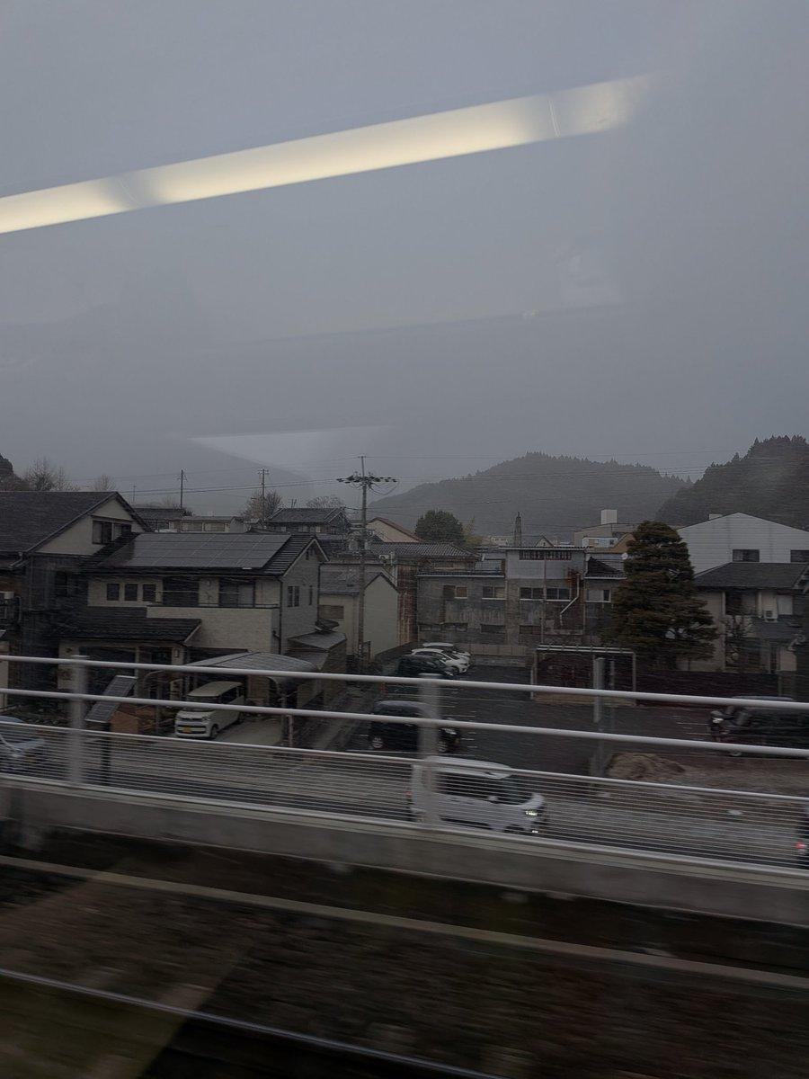 そろそろ帰る頃だよって
ドーナツみたいな曇。

あーー、すっかりパンのことを忘れてました😋

雪❄情報でホテルをキャンセルして戻って来ました。

途中、榛原辺りでは雪❄

昨日の夜は、月にゃん湯たんぽと一緒🐱

これからの大雪警報に皆さん気をつけてくださいね。